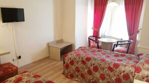 Chambre Standard Double ou avec lits jumeaux | Coffres-forts dans les chambres, Wi-Fi gratuit, draps fournis