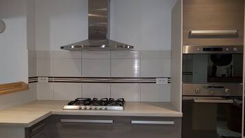 Frigorífico, microondas, horno y lavavajillas