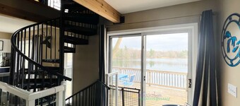 Waterfront home on Perch Lake outside Traverse City. Hot tub. Pool table.