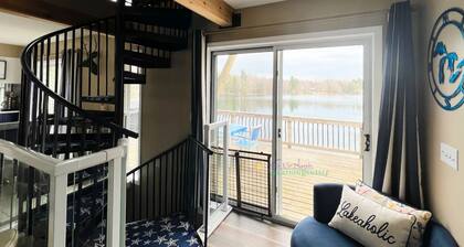 Waterfront home on Perch Lake outside Traverse City. Hot tub. Pool table.