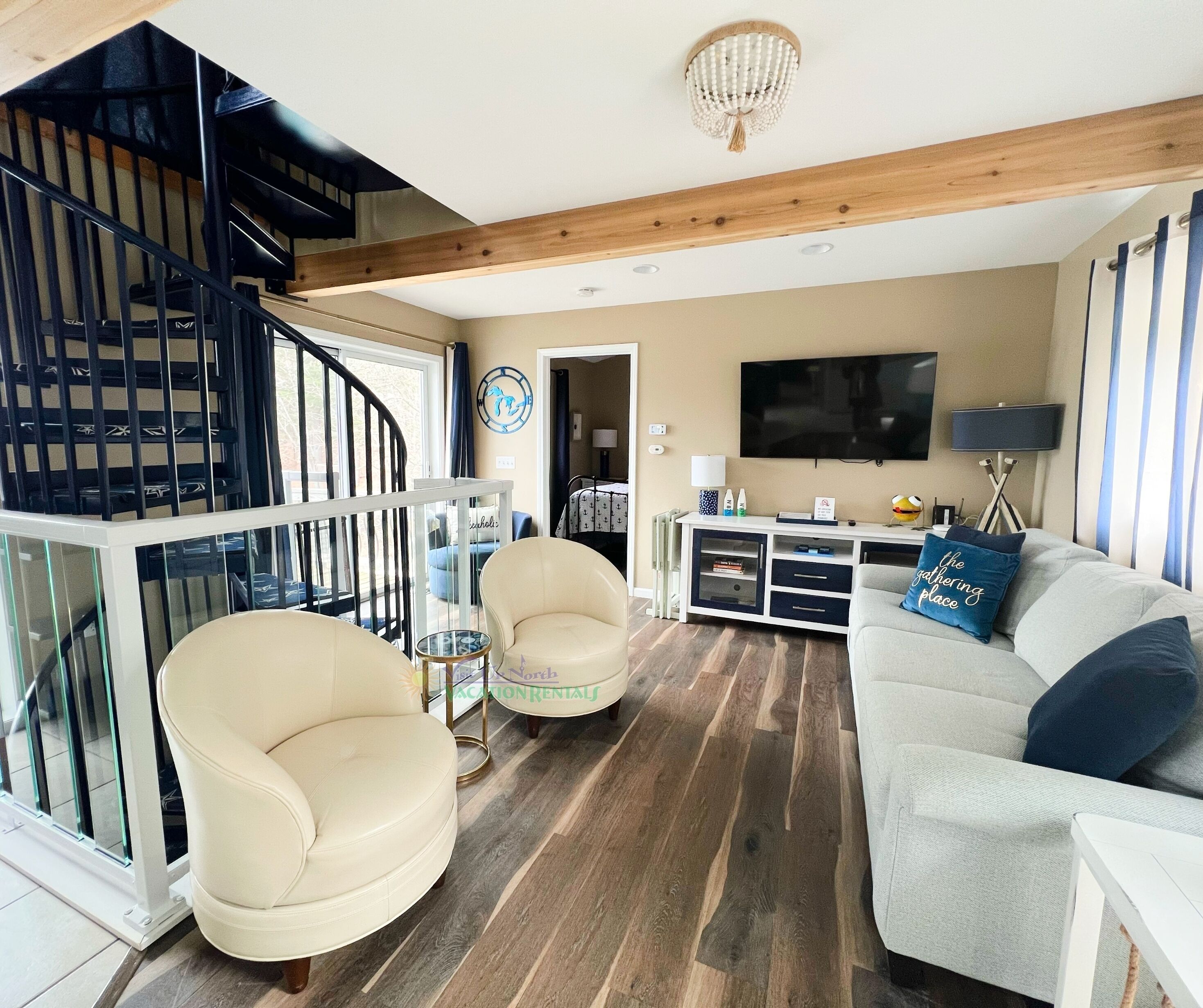 Waterfront home on Perch Lake. Kayaks, pool table, hot tub. Air conditioning.