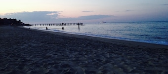 Classic Vineyard Ocean, Harbor, Lake & Parkview Cottage w/AC