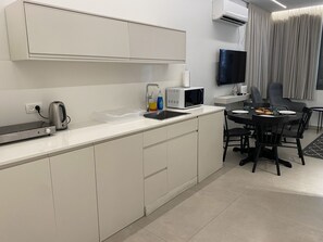 Appartement | Cuisine privée | Grand réfrigérateur, micro-ondes, four, plaque de cuisson