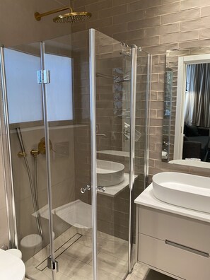 Appartement | Salle de bain | Ensemble douche/baignoire, serviettes fournies