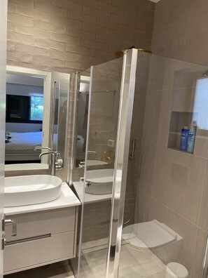 Apartment | Bathroom | Combined shower/bathtub, towels - Cozy Apartment in the Heart of Tel Aviv (Tel Aviv)