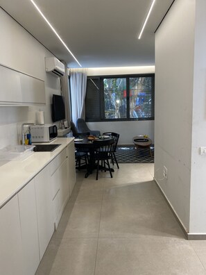 Apartment | Private kitchen | Full-sized fridge, microwave, oven, stovetop - Cozy Apartment in the Heart of Tel Aviv (Tel Aviv)