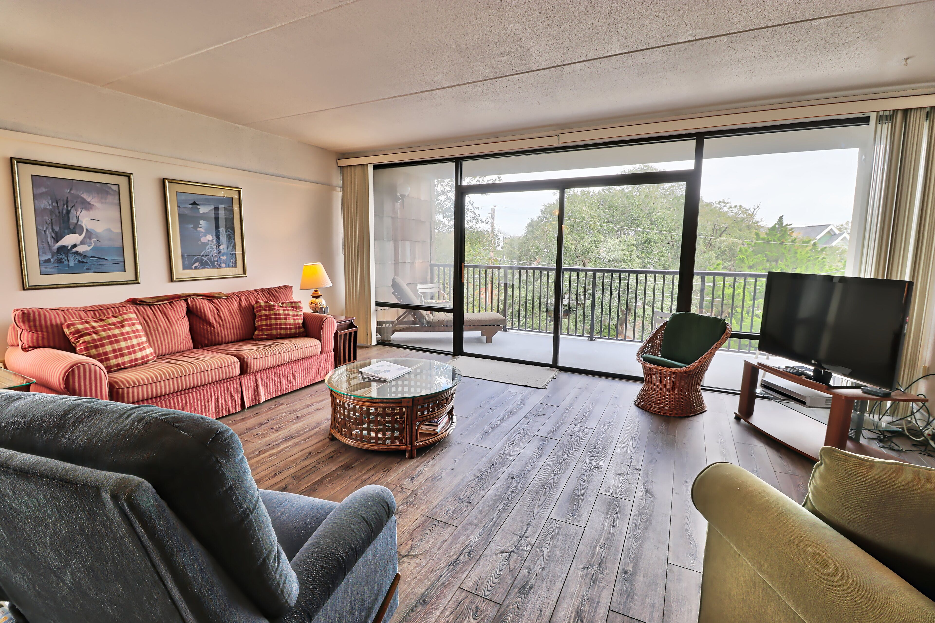 Townhouse style condo, beach access across road, pool, grilling area, elevator