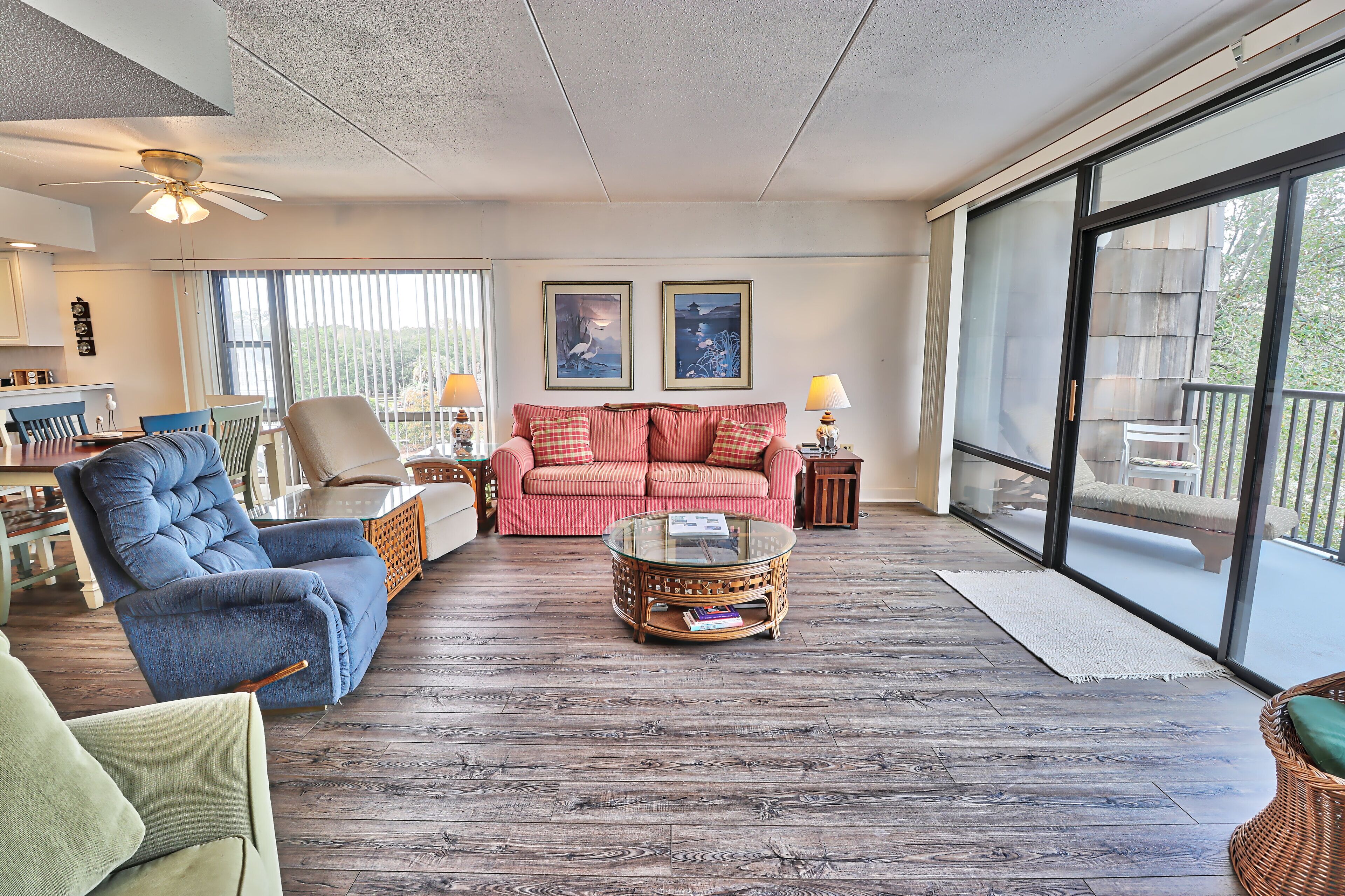 Townhouse style condo, beach access across road, pool, grilling area, elevator