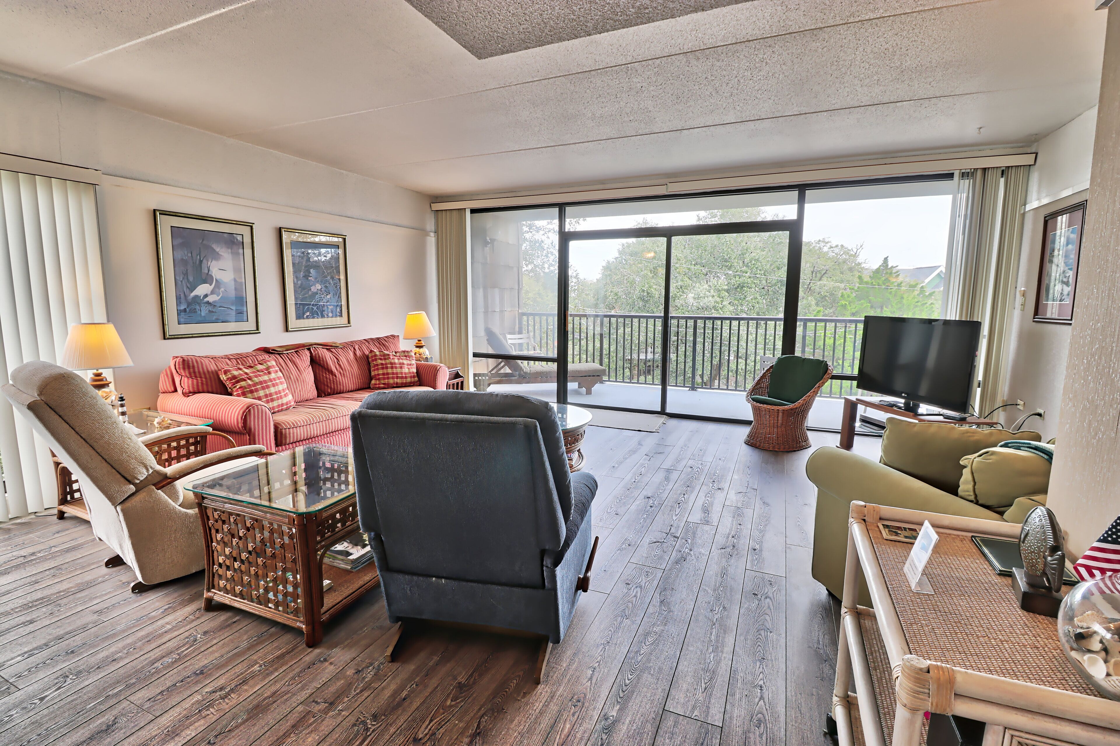 Townhouse style condo, beach access across road, pool, grilling area, elevator