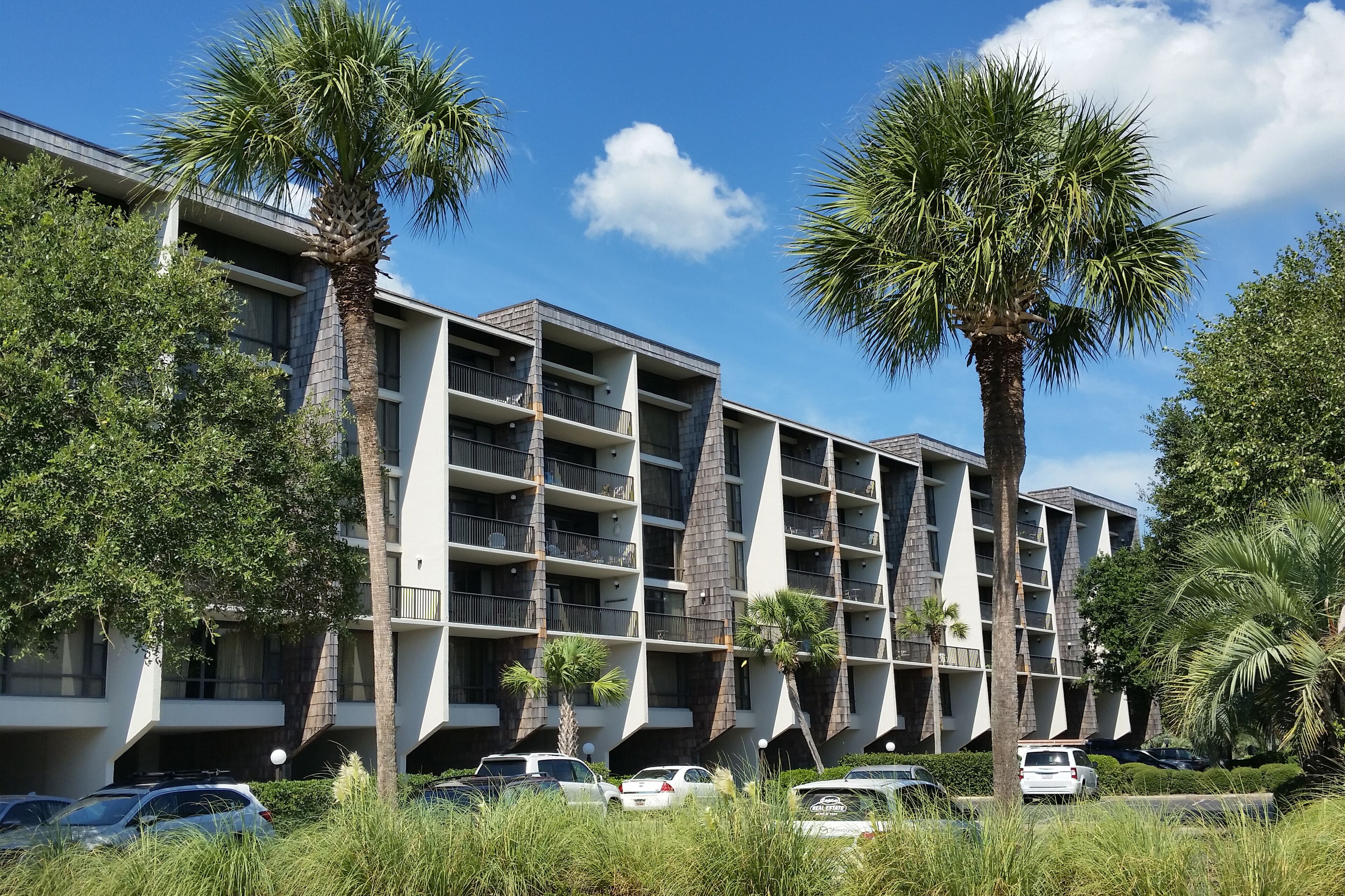 Townhouse style condo, beach access across road, pool, grilling area, elevator