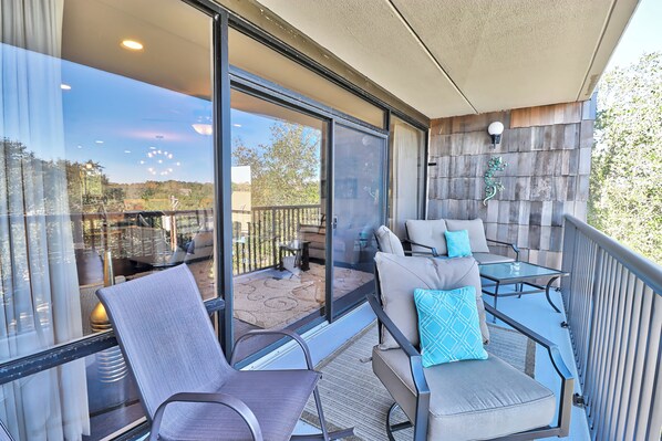 Terrace/patio - Fourth Floor Condo Across from Beach Access, Balcony, Pool, Grill Area, Elevator (Pawleys Island)