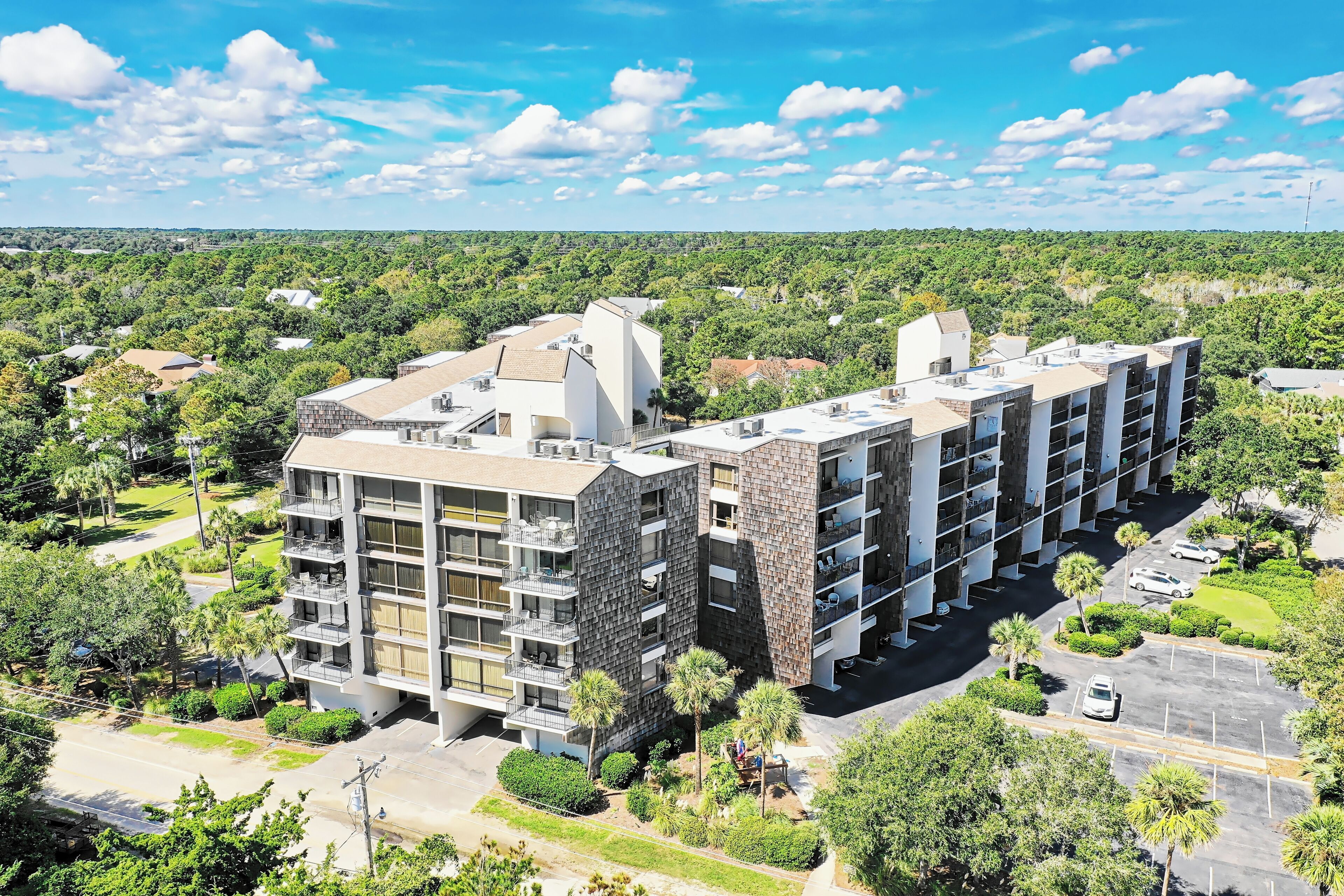 Fourth Floor Condo Across from Beach Access, Balcony, Pool, Grill Area, Elevator