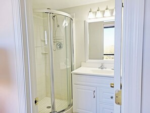 Ensemble baignoire-douche, séchoir à cheveux, serviettes fournies