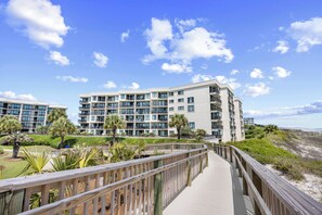 Property grounds - Oceanfront Townhouse-Style Condo, Top Floor Beach View, Pool, Easy Beach Access (Pawleys Island)