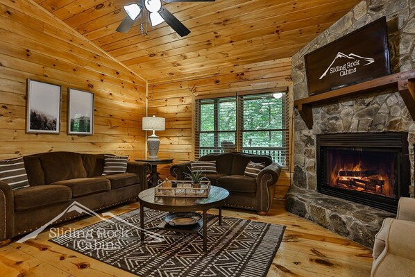 TV, fireplace - Stunning, 2/2, hot tub, fenced, pet friendly, paved roads, WIFI,  ADULT ONLY. (Cherry Log)