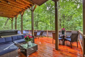 Outdoor dining - Stunning, 2/2, hot tub, fenced, pet friendly, paved roads, WIFI,  ADULT ONLY. (Cherry Log)