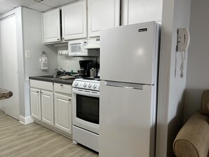 JÀÀkaappi, mikroaaltouuni, uuni, liesi