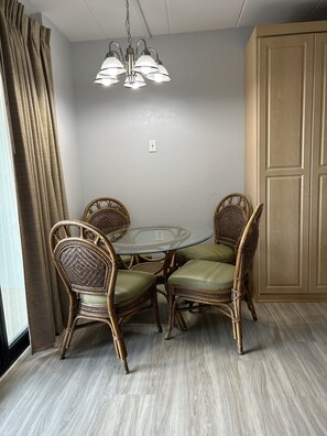 Dining - Direct Oceanfront with Balcony, White Marily Open, Pool-Parking-Gym-Kitchenette (Ocean City)