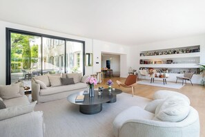 Fernseher, Stereoanlage