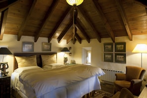 5 bedrooms, iron/ironing board, free WiFi, bed sheets