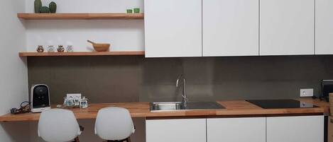 Een koelkast, een kookplaat, een koffiezetapparaat/waterkoker