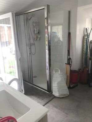 Douche, sĂšche-cheveux, savon