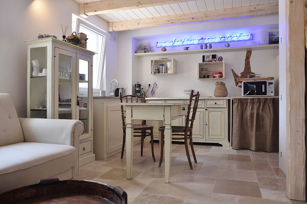 Una cocina acogedora con una mesa de comedor, sillas y un armario.