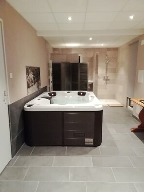 Badewanne, Haartrockner, Handtücher