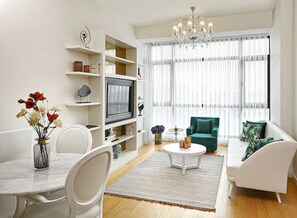 基础公寓式客房, 1 张大床 | 客房内保险箱、办公桌、熨斗/熨衣板、免费 WiFi