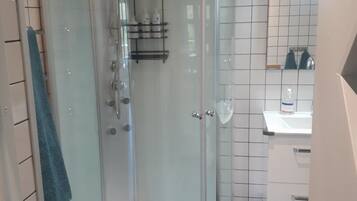 Ducha, secador de pelo, toallas, jabón