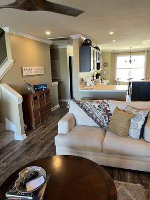 Smart TV, DVD player, books - Family fun getaway! (Ocean View)