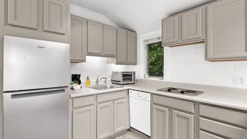 Frigorifero, microonde, forno, piano cottura