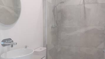 Apartment | Bathroom | Shower, hair dryer, towels, shampoo
