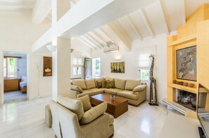 Villa | Área de sala de estar | Televisión de pantalla plana y chimenea 