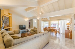 Villa | Área de sala de estar | Televisión de pantalla plana y chimenea 