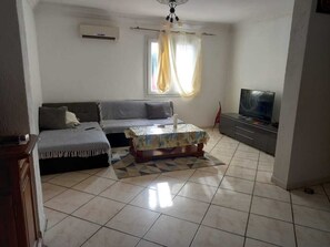 TV, fireplace - Villa a 20 mn Montpellier et Plage, Grande Piscine Sans vis a vis (Aimargues)