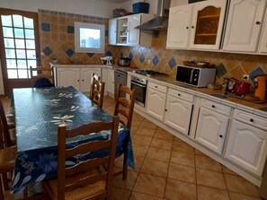 Réfrigérateur, four à micro-ondes, un four, surface de cuisson