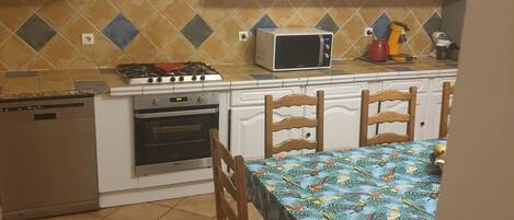 Réfrigérateur, micro-ondes, four, plaque de cuisson