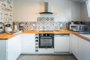 Réfrigérateur, four à micro-ondes, un four, surface de cuisson