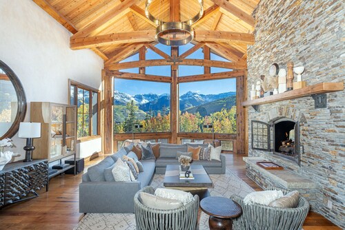 PICTURE PERFECT- Stunning Ski-In/Out Trailside Manor Perfect for Groups