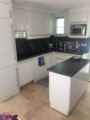 Een koelkast, een microgolfoven, een oven, een kookplaat