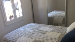 Une chambre à coucher avec un lit, une fenêtre et une porte coulissante.