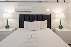 1 chambre, bureau, fer et planche à repasser, lit de bébé portatif