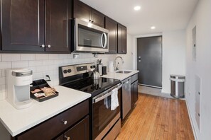 Fridge, microwave, oven, stovetop - Sosuite | Studio Loft w W/D, Gym, Lounge (Philadelphia)