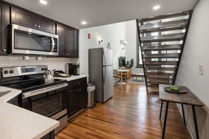 Fridge, microwave, oven, stovetop - Sosuite | Studio Loft w W/D, Gym, Lounge (Philadelphia)