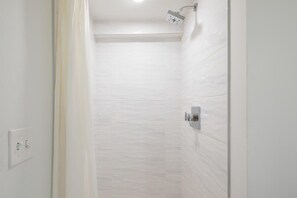 Douche, séchoir à cheveux, serviettes fournies, shampooing