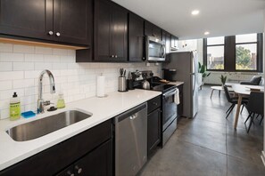 Fridge, microwave, oven, stovetop - Sosuite | Studio Loft w W/D, Gym, Lounge (Philadelphia)