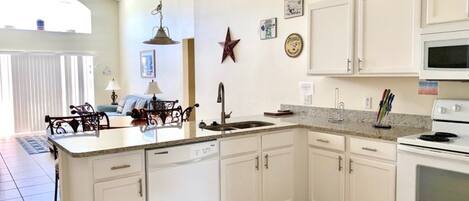 Private kitchen | Cookware/dishes/utensils, dining tables