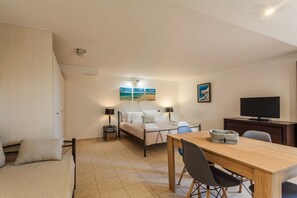 Tabla de planchar con plancha, wifi y ropa de cama 