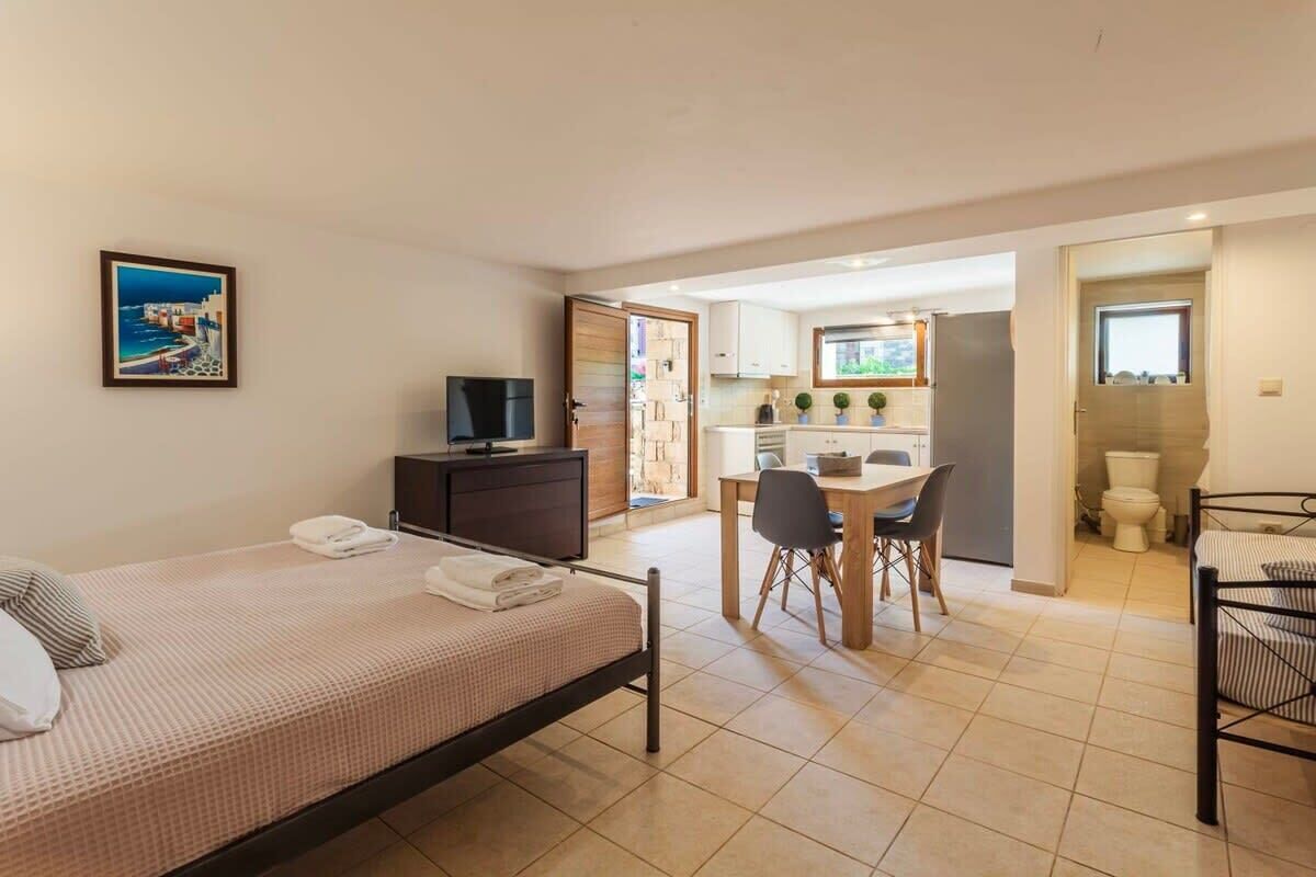 Iron/ironing board, WiFi, bed sheets